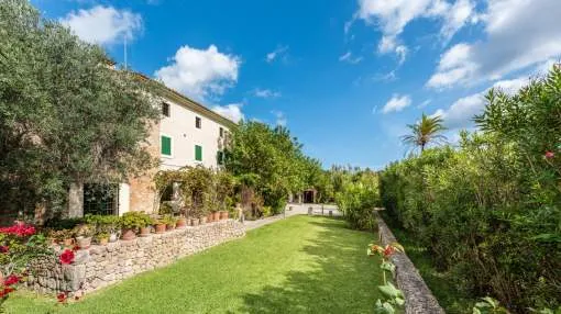 Spacious country house with two guest houses near Puerto Pollensa Spacious country house with two guest houses near Puerto Pollensa